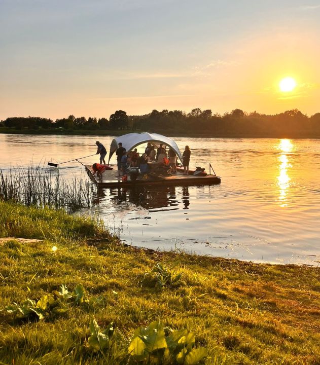 Zelta kāzas šodien notiek, un pat vedējmāte savā 102.dzīves gadā piedalās braucienā ar laimīgo pāri