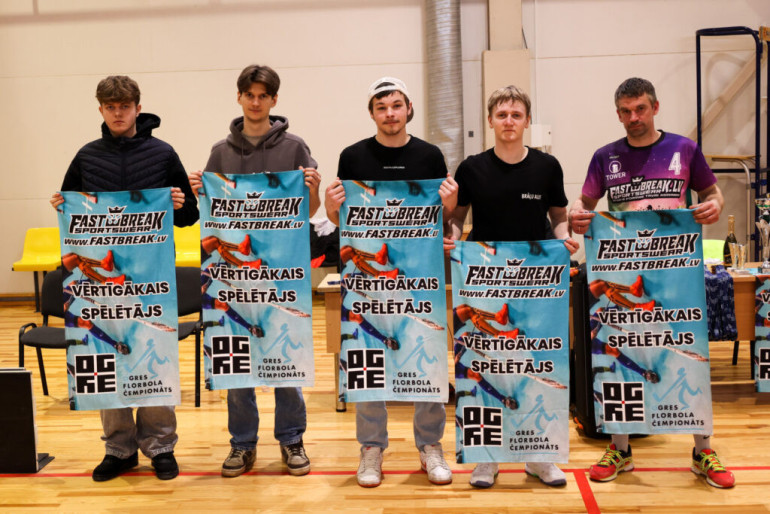 FOTO: Ogres novada čempionātā florbolā triumfē “Brāļu Alus”