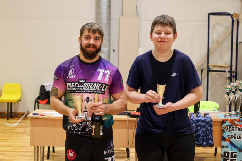 FOTO: Ogres novada čempionātā florbolā triumfē “Brāļu Alus”
