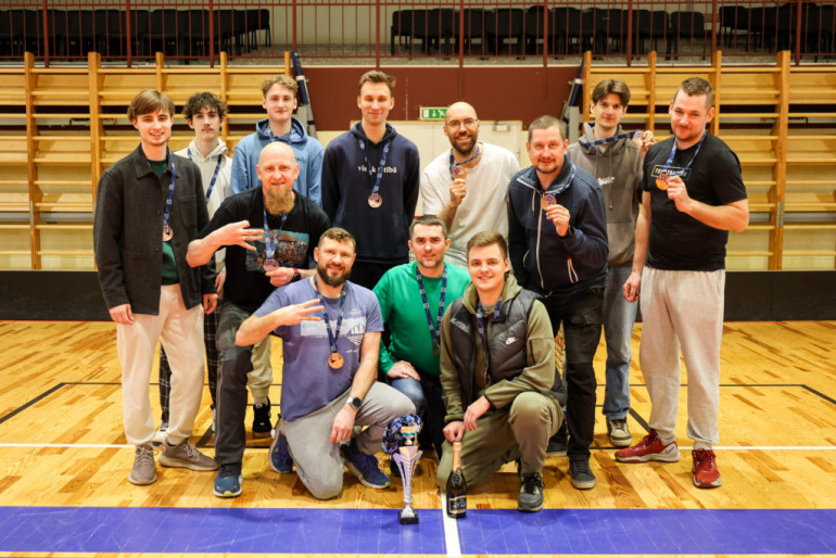 FOTO: Ogres novada čempionātā florbolā triumfē “Brāļu Alus”