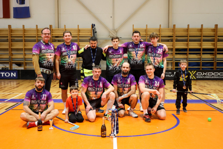 FOTO: Ogres novada čempionātā florbolā triumfē “Brāļu Alus”