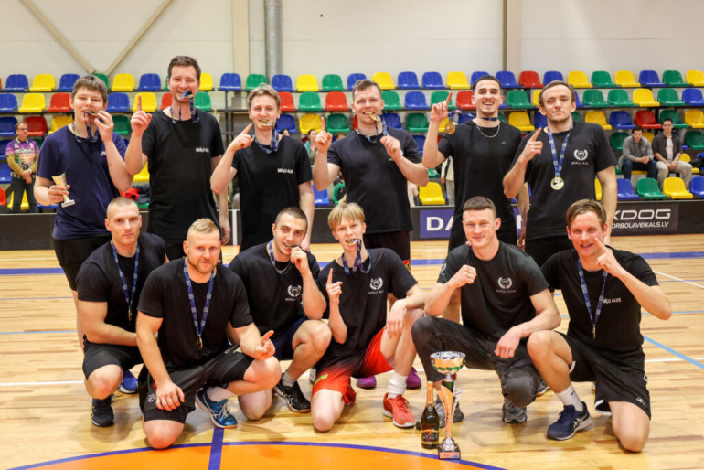 FOTO: Ogres novada čempionātā florbolā triumfē “Brāļu Alus”