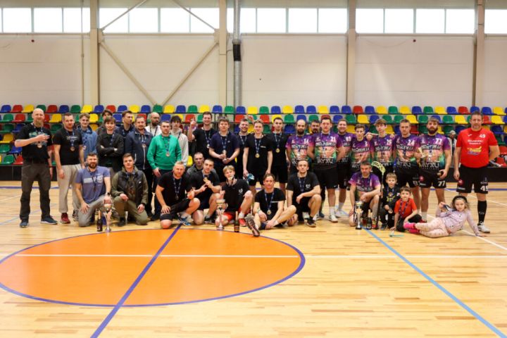 FOTO: Ogres novada čempionātā florbolā triumfē “Brāļu Alus”