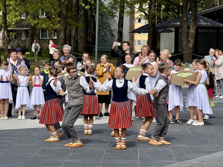 FOTO: Ogrē aizvadīta Ogres novada kolektīvu pērļu nodošanas ceremonija