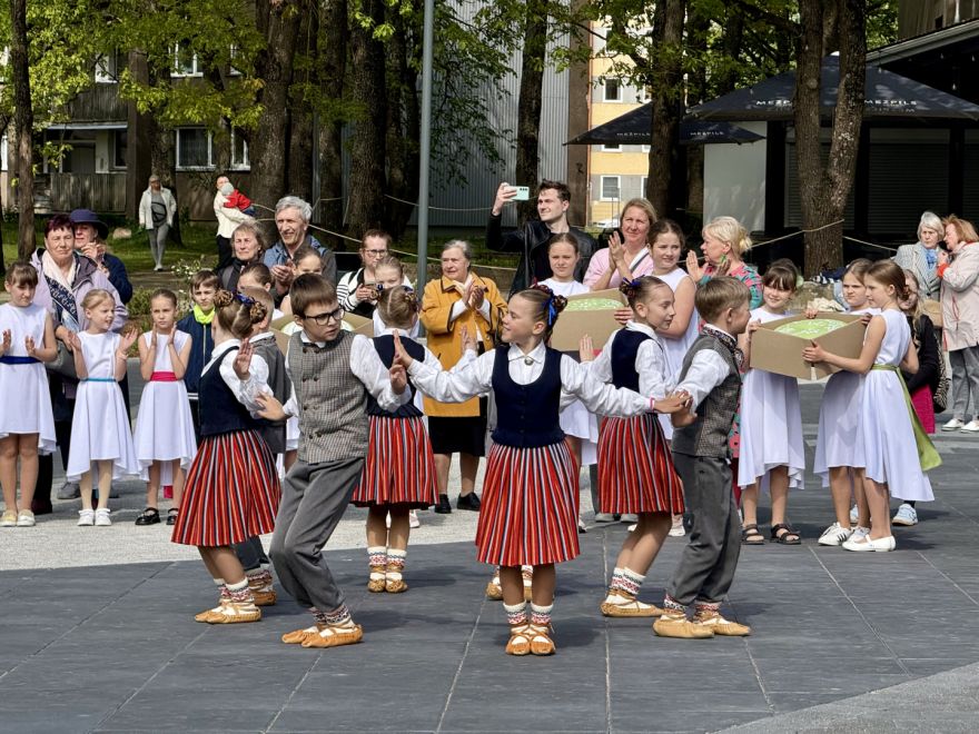 FOTO: Ogrē aizvadīta Ogres novada kolektīvu pērļu nodošanas ceremonija