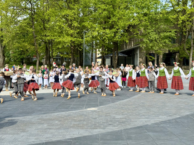 FOTO: Ogrē aizvadīta Ogres novada kolektīvu pērļu nodošanas ceremonija