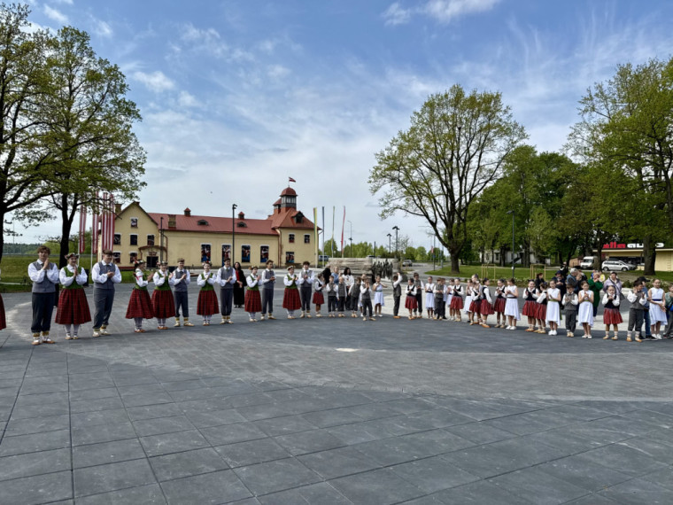 FOTO: Ogrē aizvadīta Ogres novada kolektīvu pērļu nodošanas ceremonija