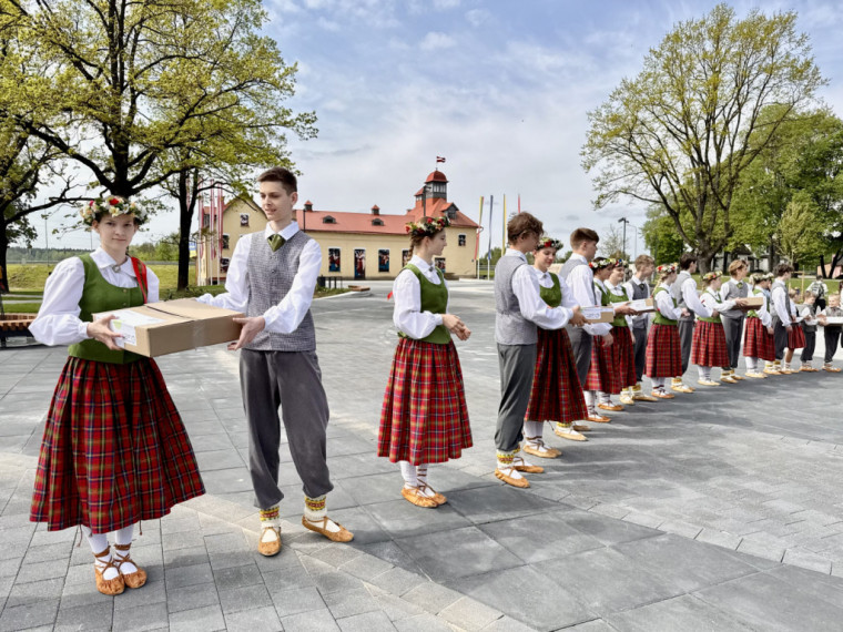FOTO: Ogrē aizvadīta Ogres novada kolektīvu pērļu nodošanas ceremonija