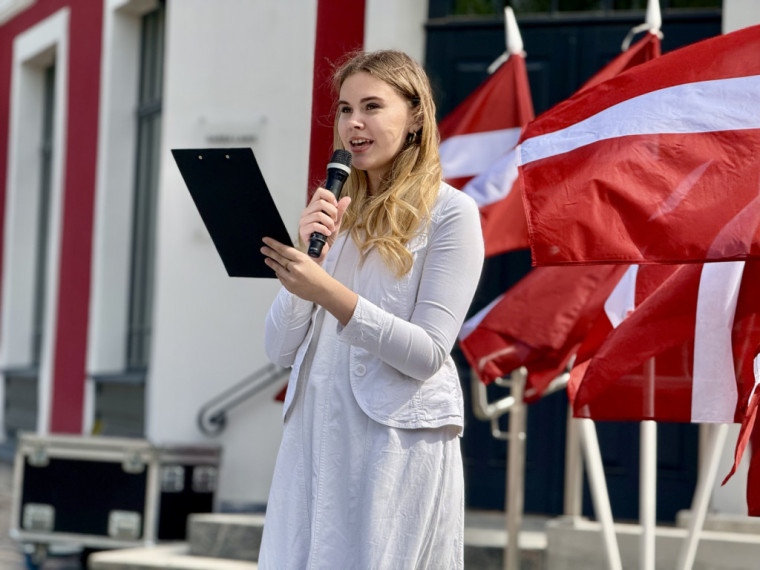 FOTO: Ogrē aizvadīta Ogres novada kolektīvu pērļu nodošanas ceremonija