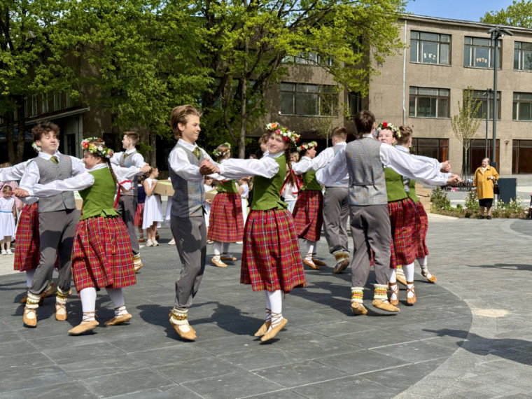 FOTO: Ogrē aizvadīta Ogres novada kolektīvu pērļu nodošanas ceremonija