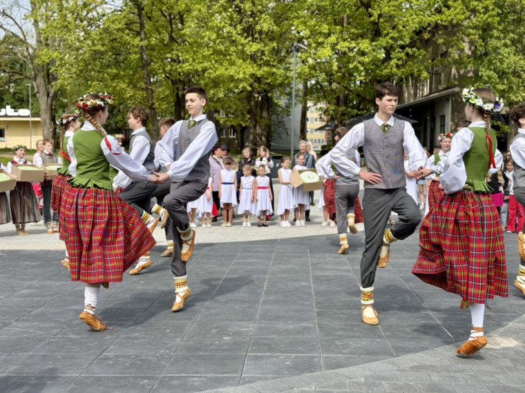 FOTO: Ogrē aizvadīta Ogres novada kolektīvu pērļu nodošanas ceremonija