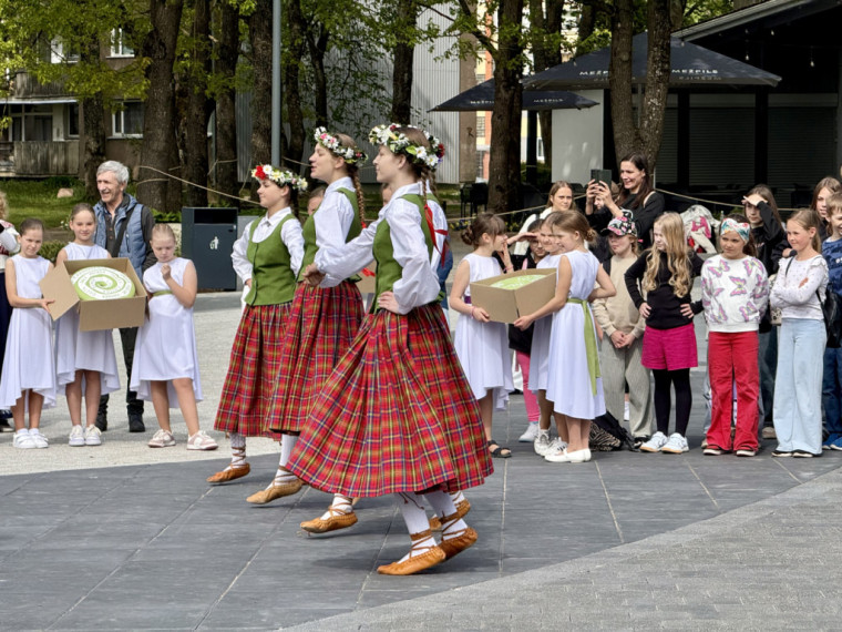 FOTO: Ogrē aizvadīta Ogres novada kolektīvu pērļu nodošanas ceremonija