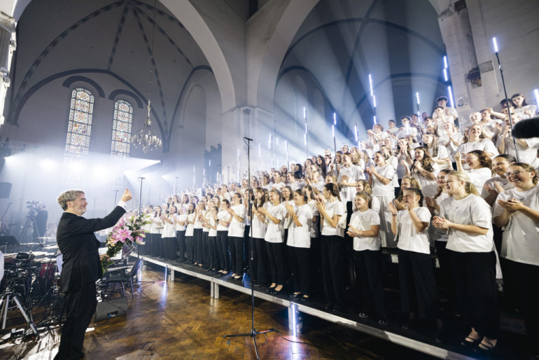Foto, video: Ar stāvovācijām aizvadīts «Garīgs koncerts» Doma baznīcā