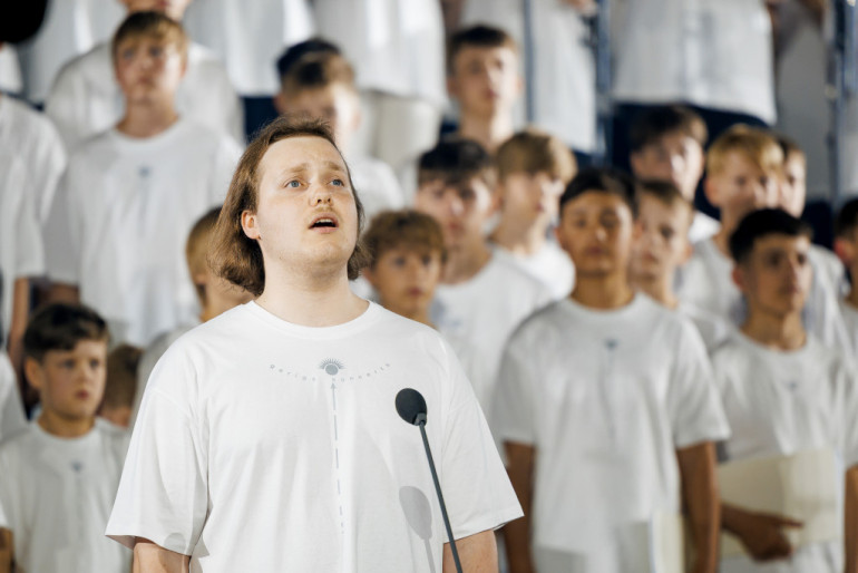 Foto, video: Ar stāvovācijām aizvadīts «Garīgs koncerts» Doma baznīcā