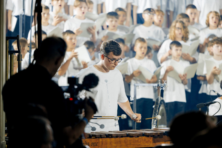 Foto, video: Ar stāvovācijām aizvadīts «Garīgs koncerts» Doma baznīcā