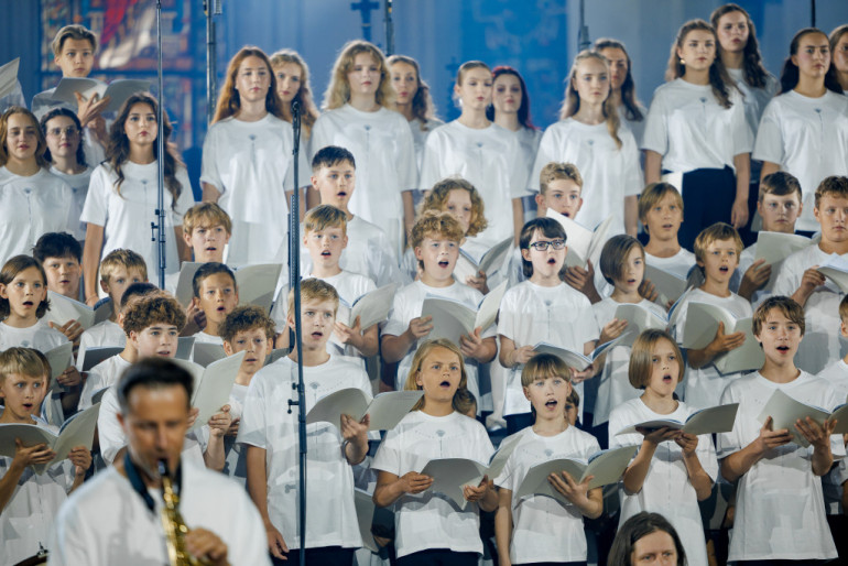 Foto, video: Ar stāvovācijām aizvadīts «Garīgs koncerts» Doma baznīcā