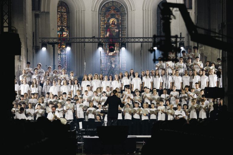Foto, video: Ar stāvovācijām aizvadīts «Garīgs koncerts» Doma baznīcā