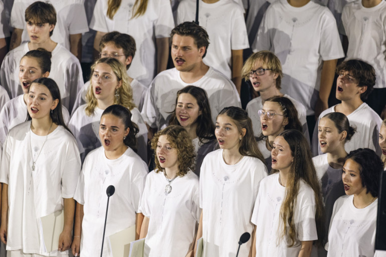 Foto, video: Ar stāvovācijām aizvadīts «Garīgs koncerts» Doma baznīcā
