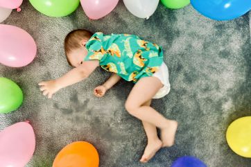 Attēls rakstam: “Pat jūtos neērti, kad valsts man ieskaita” – bērnu pabalsti diskusijā izraisa tūkstoti komentāru