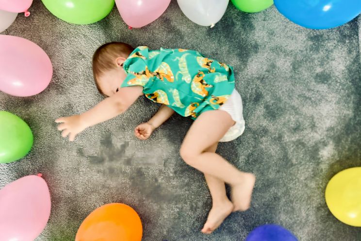 Attēls rakstam: “Pat jūtos neērti, kad valsts man ieskaita” – bērnu pabalsti diskusijā izraisa tūkstoti komentāru