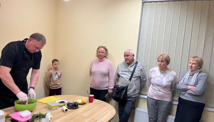 FOTO: Ķegumā aizvadīta kulinārijas nodarbība Latvijas un Ukrainas civiliedzīvotājiem