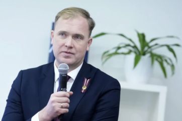 Attēls rakstam: "Kādus uztura bagātinātājus ZZS birojā dala?" Valaiņa ierosinājums Maskam iegādāties "AirBaltic" uzjundī diskusijas