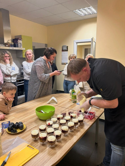 FOTO: Ķegumā aizvadīta kulinārijas nodarbība Latvijas un Ukrainas civiliedzīvotājiem
