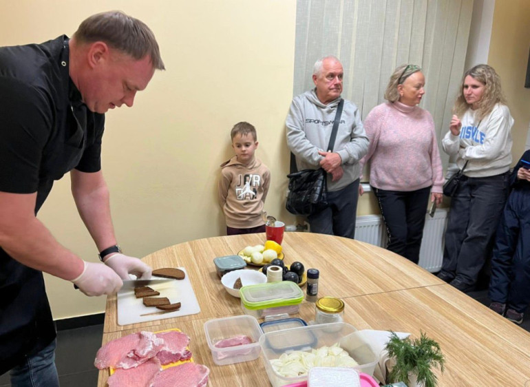 FOTO: Ķegumā aizvadīta kulinārijas nodarbība Latvijas un Ukrainas civiliedzīvotājiem