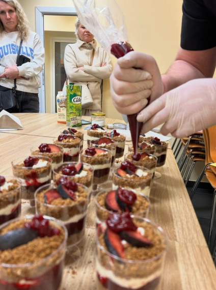 FOTO: Ķegumā aizvadīta kulinārijas nodarbība Latvijas un Ukrainas civiliedzīvotājiem