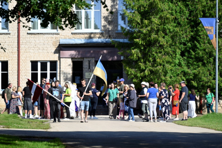 FOTO: Taurupe atkal svin – ar gājienu, mūziku un neparastām sporta spēlēm atgriezušies pagasta svētki
