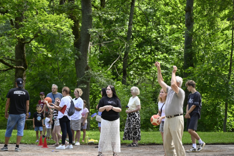 FOTO: Taurupe atkal svin – ar gājienu, mūziku un neparastām sporta spēlēm atgriezušies pagasta svētki