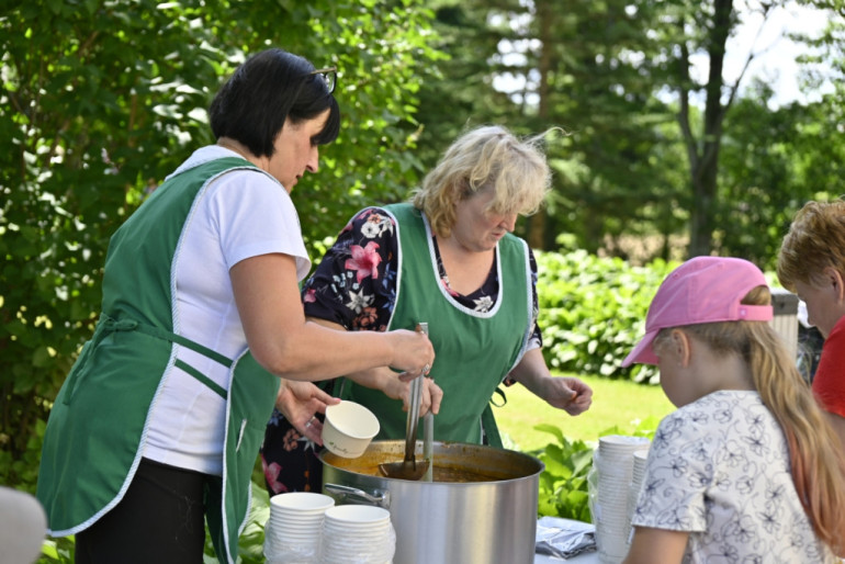 FOTO: Taurupe atkal svin – ar gājienu, mūziku un neparastām sporta spēlēm atgriezušies pagasta svētki