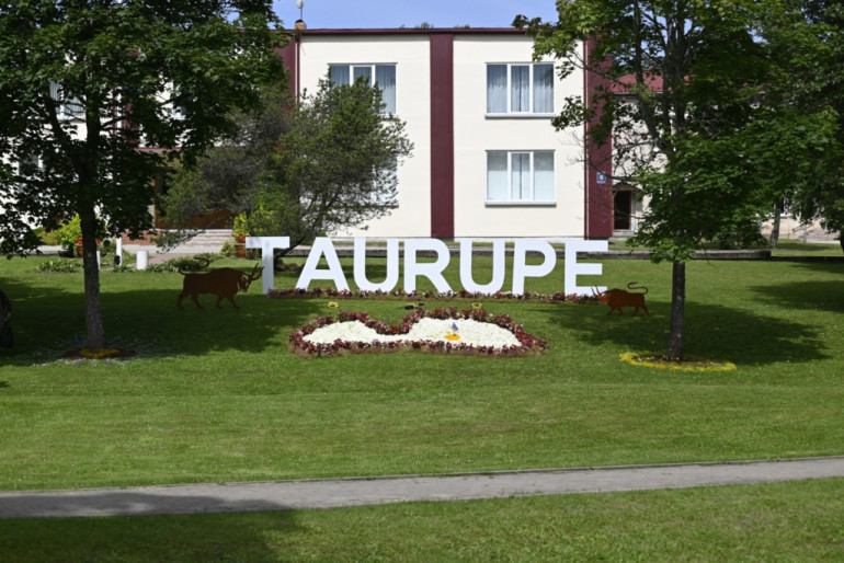 FOTO: Taurupe atkal svin – ar gājienu, mūziku un neparastām sporta spēlēm atgriezušies pagasta svētki