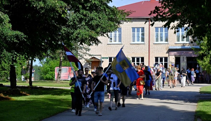FOTO: Taurupe atkal svin – ar gājienu, mūziku un neparastām sporta spēlēm atgriezušies pagasta svētki