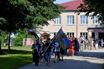 Attēls rakstam: FOTO: Taurupe atkal svin – ar gājienu, mūziku un neparastām sporta spēlēm atgriezušies pagasta svētki