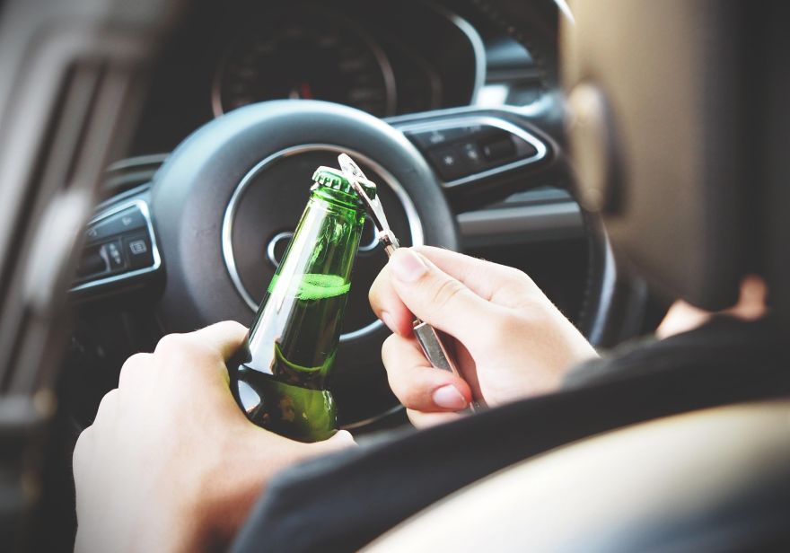 Reibumā un bez tiesībām: dzērājšoferis Ogres novadā cenšas izvairīties no soda, bet sekas ir dārgas