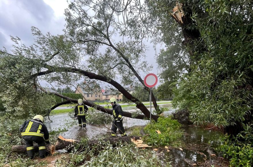 Svētdien glābēji saņēmuši teju 100 izsaukumus spēcīgā vēja radīto postījumu dēļ, tostarp Ogres novadā