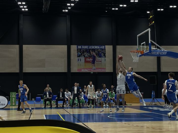 VIDEO: Ogres basketbola klubs soli tuvāk pusfinālam