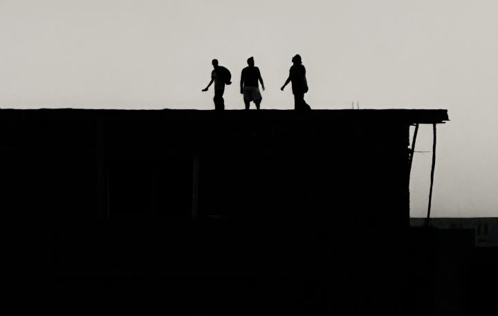 Ogrē jaunieši skraida pa garāžu jumtiem