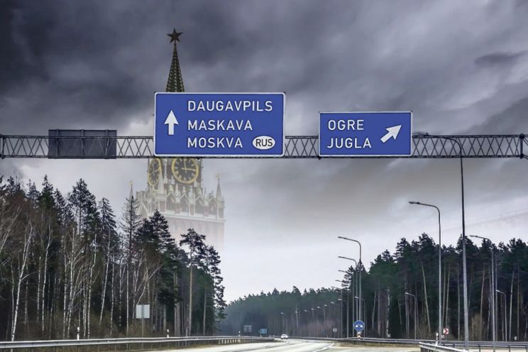 Attēls rakstam: Latvijā gatavojas ceļa zīmju "reformai": norādes uz agresorvalstīm koriģēs, bet vienlaikus pastāv tehnisks risks
