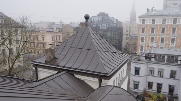 Pabeigta baznīcas jumta atjaunošana adventistu ēkai Rīgā