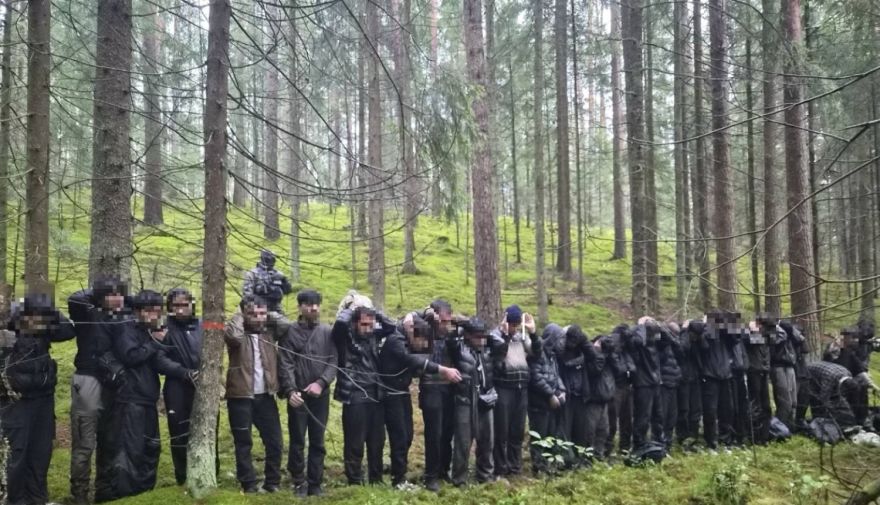 FOTO. Teju 30 migranti izlien no sūnām: pierobežā atklāj jau otro pazemes tuneli