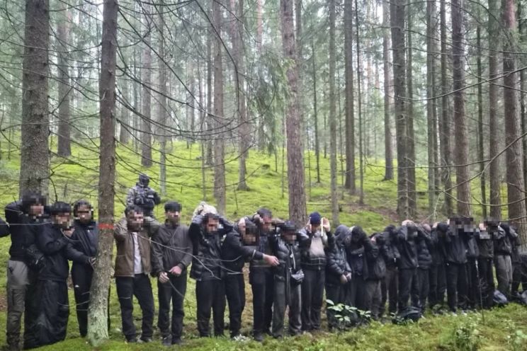Attēls rakstam: FOTO. Teju 30 migranti izlien no sūnām: pierobežā atklāj jau otro pazemes tuneli