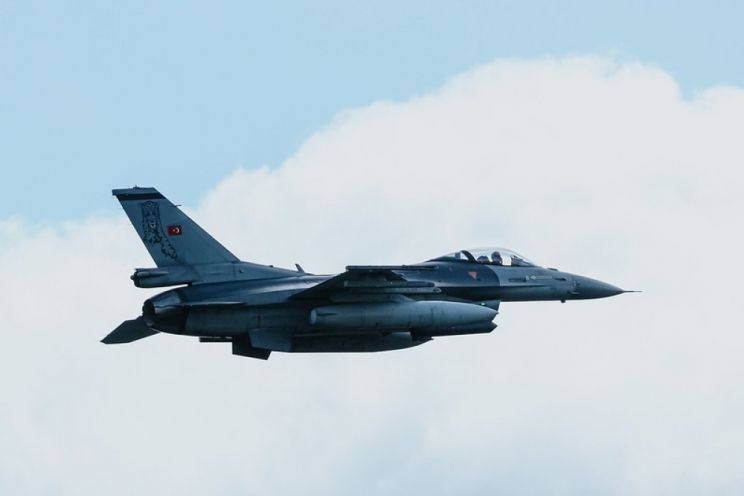 Attēls rakstam: Lielvārdes militārajā bāzē nolaižas Turcijas iznīcinātāji  "F-16", kas uzrauga Baltijas gaisa telpu
