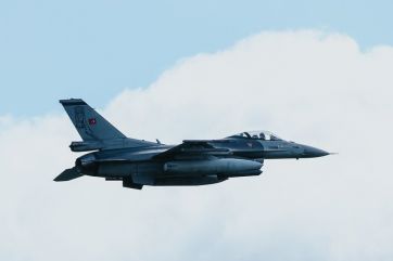 Attēls rakstam: Lielvārdes militārajā bāzē nolaižas Turcijas iznīcinātāji  "F-16", kas uzrauga Baltijas gaisa telpu