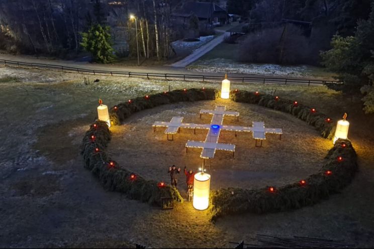 Attēls rakstam: Pie Skultes baznīcas tapis Latvijā lielākais Adventa vainags