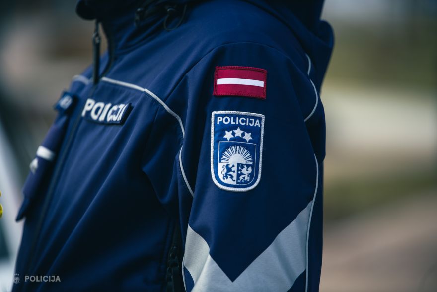 Ogrē atrod nepilngadīgu meiteni kāpņutelpā