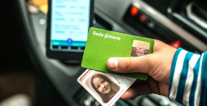 Goda ģimenēm novembra svētkos reģionālajos autobusos un vilcienos ir bezmaksas braucieni