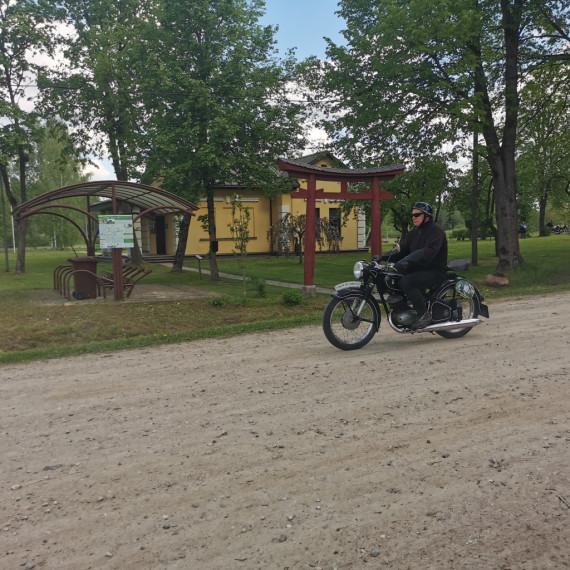 Retro motociklu entuziasti atklāj sezonu un viesojas Ķeipenes kinostacijā