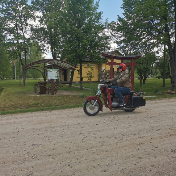 Retro motociklu entuziasti atklāj sezonu un viesojas Ķeipenes kinostacijā